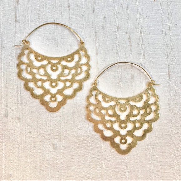 Sophia Scalloped Lace Hoop Earrings - Picture 2 of 4